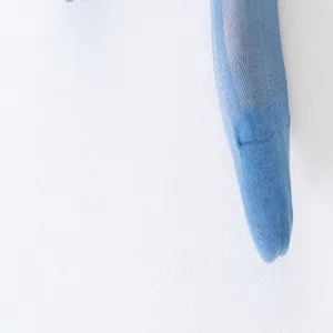 Detailopname van blauwe mesh sokken, die een lichte en zachte textuur van de stof laten zien.