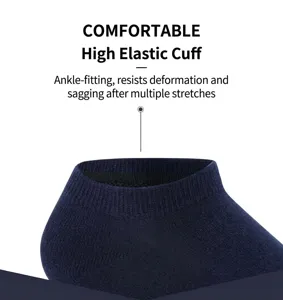 Vue détaillée de chaussettes courtes pour hommes avec poignet élastique et tissu doux.