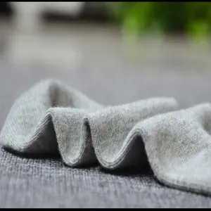 Gros plan du tissu de chaussettes courtes pour hommes, texture tricotée respirante et douce.