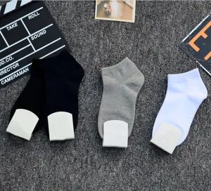 Chaussettes courtes pour hommes en couleurs classiques, respirantes et confortables pour tous.