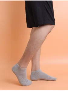 Vue détaillée des chaussettes basses grises pour hommes, tissu en coton respirant pour l'été.