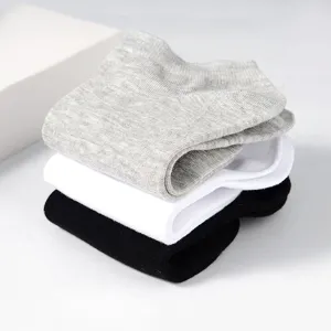 Vue détail des chaussettes basses homme confortables, style basique en coton respirant.
