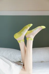 Women's sheer crystal socks thin summer short transparent boat socks with cute daisy floral design.