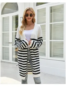 Vue rapprochée et détaillée du cardigan long décontracté à rayures noires et blanches.