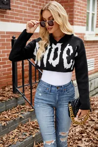 Zwarte gebreide cropped hoodie met letter-jacquard en lange mouwen voor dames.