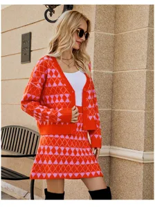 Vue détaillée de l'ensemble cardigan et jupe en tricot argyle rose et orange, texture douce.