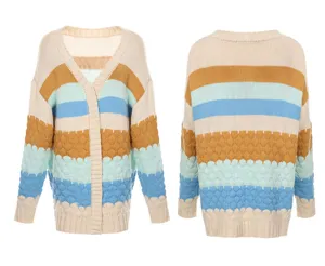 Nahaufnahmen der farbblockierten Strickjacke mit feinen Details und stilvoller Texturstruktur.