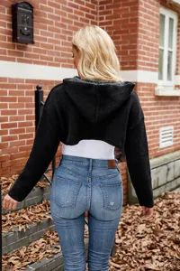 Gedetailleerd overzicht van de zwarte korte gebreide trui met capuchon voor dames.