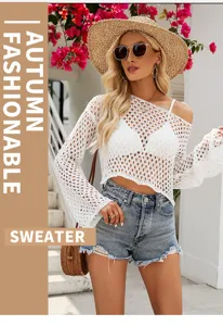Detailaufnahme eines weißen, durchbrochenen Strickpullovers mit Trompetenärmeln und Crop-Design.