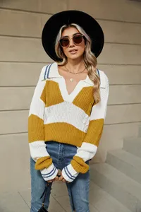 Detalle de moda de un suéter de punto a rayas con cuello polo casual para mujeres.