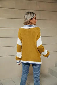 Vista detallada del acogedor jersey de punto a rayas con elegante cuello polo y mangas largas.