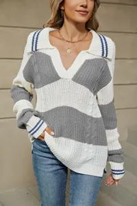 Vista detallada de un cómodo jersey de rayas con cuello polo y cuello en V para mujer.