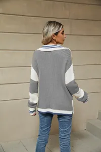 Vista detallada jersey de rayas para mujer, cuello polo cómodo y mangas largas suaves.