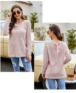 Primo piano del dettaglio del fiocco sul retro e della struttura a maglia del maglione rosa.