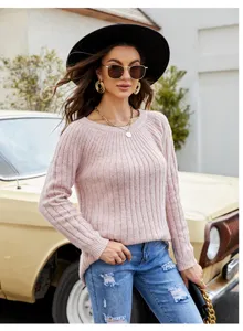 Primo piano di un maglione a coste rosa da donna con maniche lunghe e scollo rotondo.