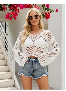 Weißes, gehäkeltes Crop-Top mit Trompetenärmeln, ideal für Sommer und Strandoutfits.