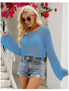 Detailansicht des blauen Strick-Crop-Tops mit langen Trompetenärmeln im schönen Außenbereich.
