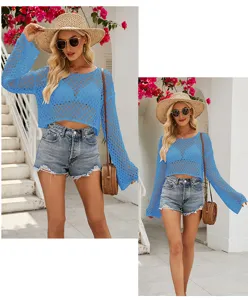 Detailansicht des blauen, durchbrochenen Strick-Crop-Tops mit eleganten Glockenärmeln.