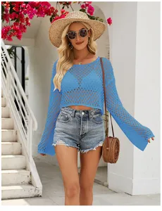 Detailansicht des blauen gestrickten Häkel-Kurzarm-Tops mit Trompetenärmeln für den Sommer.