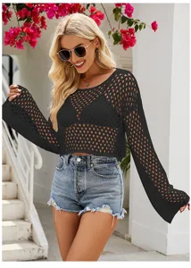 Schwarzes Strick-Crop-Top mit Trompetenärmeln, Detailansicht der feinen Lochmuster.