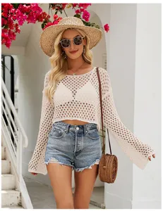 Beige Häkelstrick Crop Top für Damen, langer Trompetenärmel ausgehöhlter Pullover Detail.