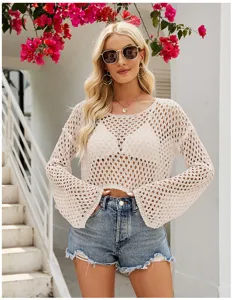 Details des gehäkelten Langarm-Crop-Tops mit Lochmuster, ideal für den Sommer am Strand.