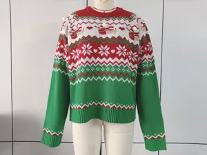 Gedetailleerd uitzicht van de kersttrui met schattige hondjacquard en sneeuwvlokken.