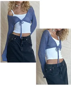 Gilet en tricot ajouré bleu pour femme, élégant cardigan court à nouer vue de détail style.