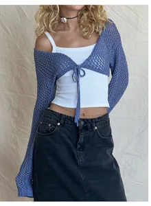 Détail du bolero court en crochet bleu pour femme, haut cardigan tricoté à manches longues.