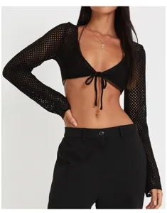 Vue de détail du crop top à manches longues en crochet noir avec lien noué devant.