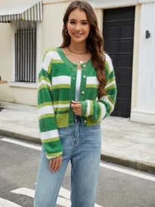 Detail d'un gilet en maille rayé vert et blanc, haut confortable à manches longues.