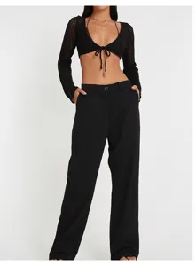 Haut court en tricot ajouré à manches longues sexy et pantalon large noir en détail.