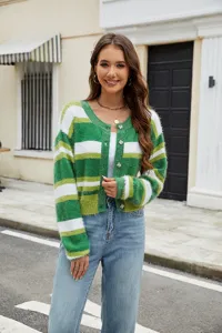 Vue détaillée du cardigan en tricot pelucheux à rayures vertes et blanches, texture douce.