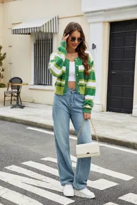 Vue détaillée du cardigan en tricot rayé vert pour femme casual assorti à un jean bleu.