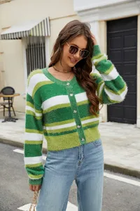 Détail cardigan en tricot rayé vert blanc, pull court décontracté pour femmes mode.
