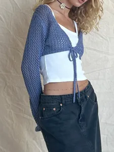 Femme gilet crochet bleu, manches longues ajourées noué devant haut court cache-maillot maille
