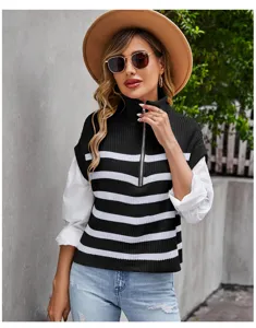 Primer plano del chaleco de punto a rayas blanco y negro con cremallera para mujer.