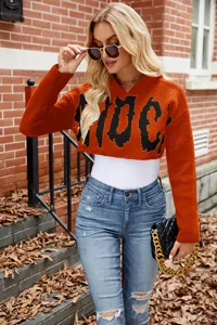 Oranje gekrompen gebreide trui met zwarte letterjacquard voor dames casual wear.