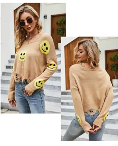 Vista dettagliata del maglione in maglia strappata con simpatici smiley gialli e scollo a V.