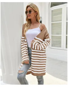 Vue détaillée du cardigan en tricot rayé décontracté à manches longues marron et blanc.