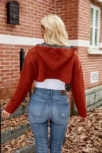 Stijlvolle casual korte trui met capuchon gecombineerd met mooie blauwe skinny jeans voor dames.