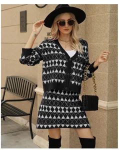 Vue de détail de l'ensemble cardigan et jupe en tricot argyle noir et blanc, élégant.