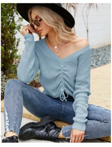 Jersey de punto gofrado azul con cuello en V manga larga y cordón ajustable delantero.