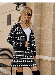 Ensemble cardigan et jupe en tricot argyle noir et blanc, vue détail deux pièces.