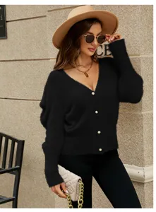 Elegante cardigan nero soffice con scollo a V e bottoni di perla per donna inverno.