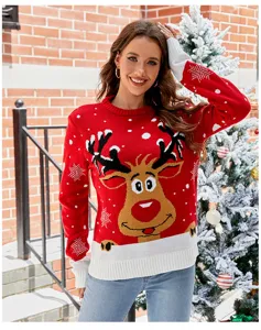 Detailaufnahme eines roten Weihnachtspullovers für Damen mit niedlichem Rentier-Muster.