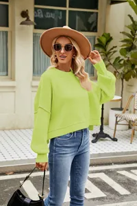 Women loose short pullover sweater, casual long sleeve crew neck knitwear for autumn winter style.