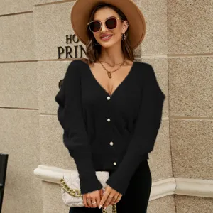 Cardigan da donna nero soffice con scollo a V e bottoni di perle per autunno e inverno.