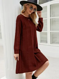 Bordeauxrode kabelgebreide langetrui jurk voor dames, comfortabele losse winter tricot jurk.