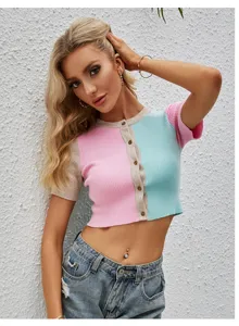 Nahaufnahme Detail des Blockfarben Strick Crop Tops, pastel kurzarm Cardigan.